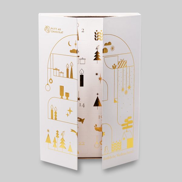 Adventskalender mit Pralinen und feiner Schokolade mit leicht geöffneten Türen an beiden Seiten. Sowohl innen als auch außen verziert mit gold glänzenden weihnachtlichen Illustrationen auf weißem Hintergrund.